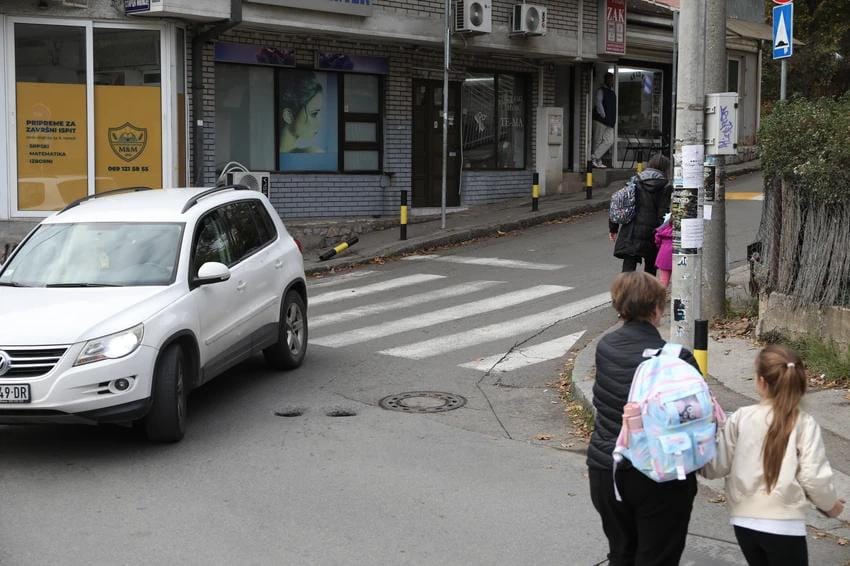 Еще одна девочка пострадала из-за беспечных водителей.