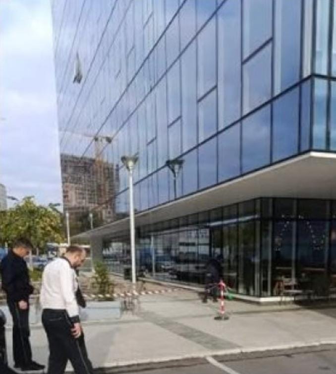 В бизнес-комплексе Airport City в Белграде окно с высоты упало на веранду кафе.