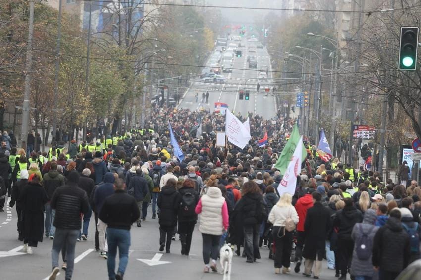 У полуразрушенного здания Генштаба в центре Белграда проходит акция протеста.