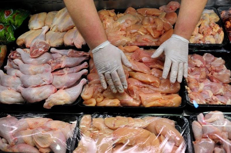 Ветеринарная инспекция Сербии опровергает утверждения о наличии гормональных препаратов в куриной продукции.