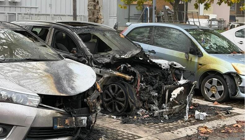 Три машины пострадали этой ночью в результате поджога в белградском районе Вождовац.