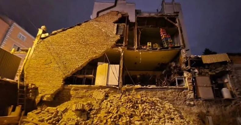 Заброшенный дом частично обрушился вчера в белградском районе Врачар.