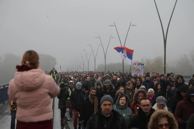 Многолюдная акция протеста прошла сегодня на улицах Белграда.
