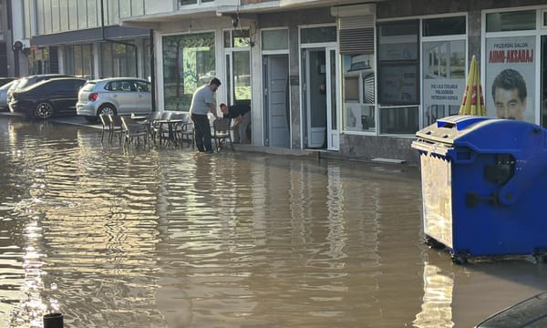 В Нови-Пазаре прорвало магистральный водопровод.