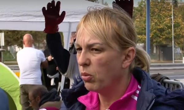 Диана Хрка продолжает голодовку в центре Белграда.