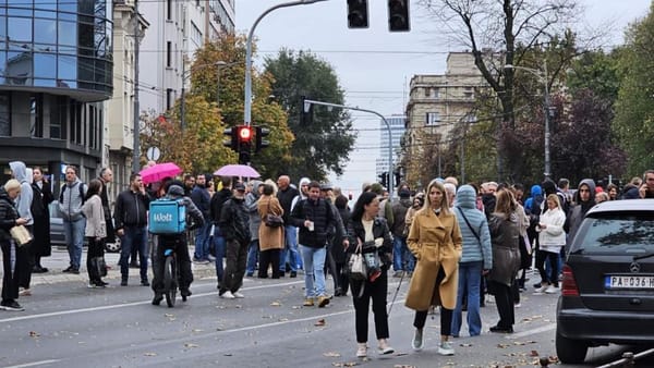 Обстановка в центре Белграда пока спокойная, но несколько улиц перекрыто.