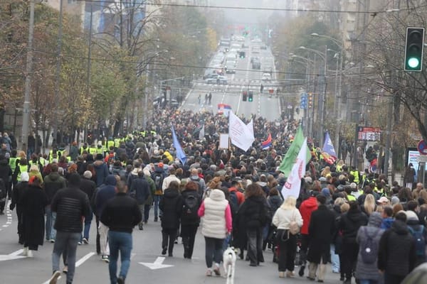 У полуразрушенного здания Генштаба в центре Белграда проходит акция протеста.