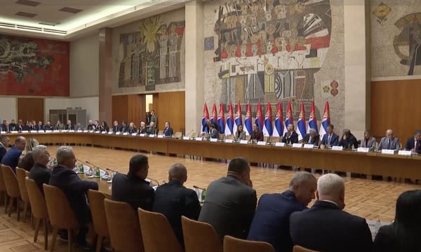 Сербское правительство проводит экстренное заседание.