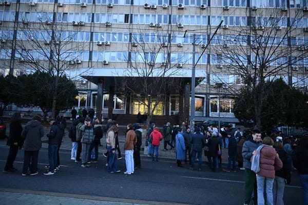 Ученики 5-й белградской гимназии сегодня протестуют перед зданием Минобразования на Неманьина.